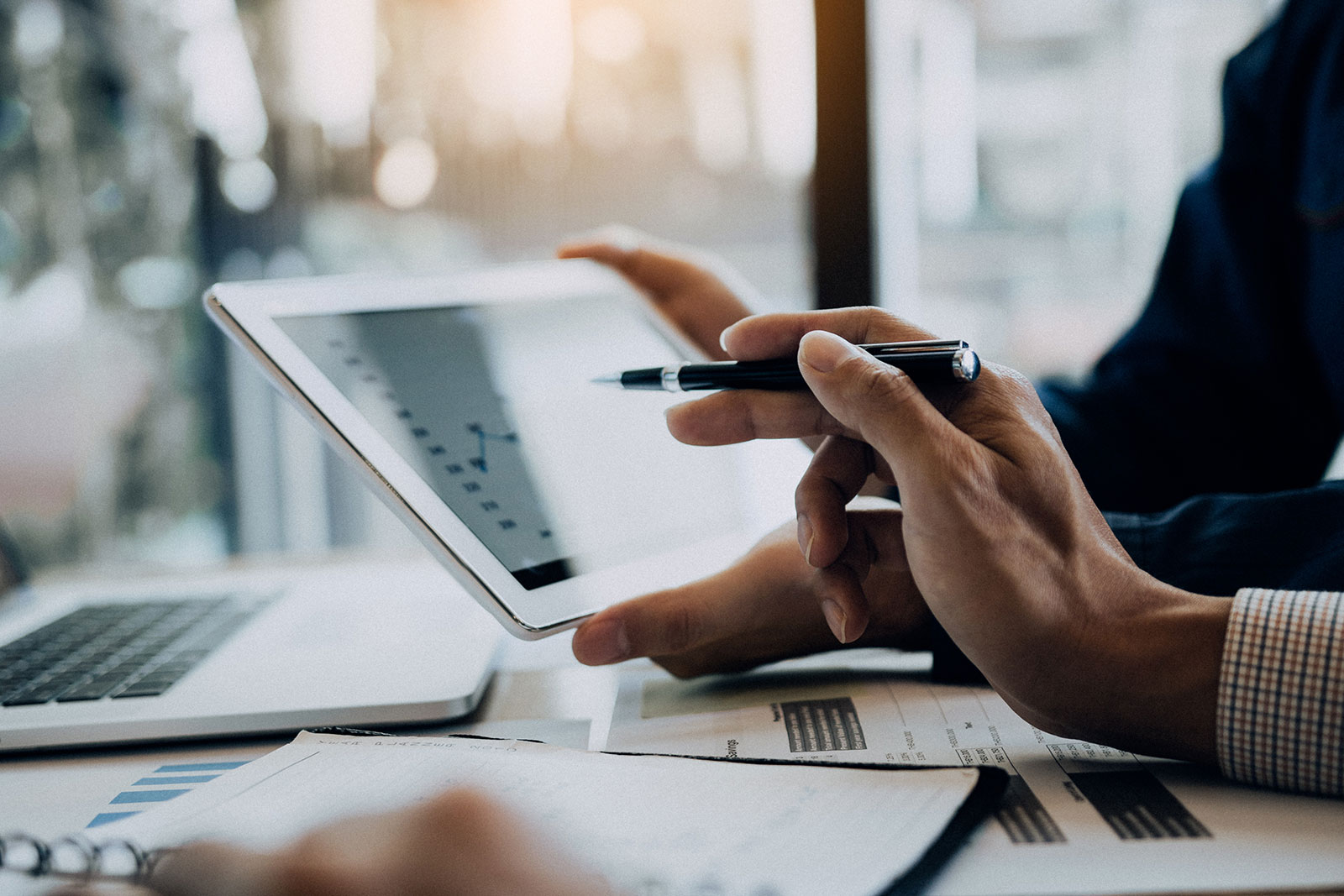 El gerente de estrategia de negocio de control de costos y calidad revisa un tablet digital