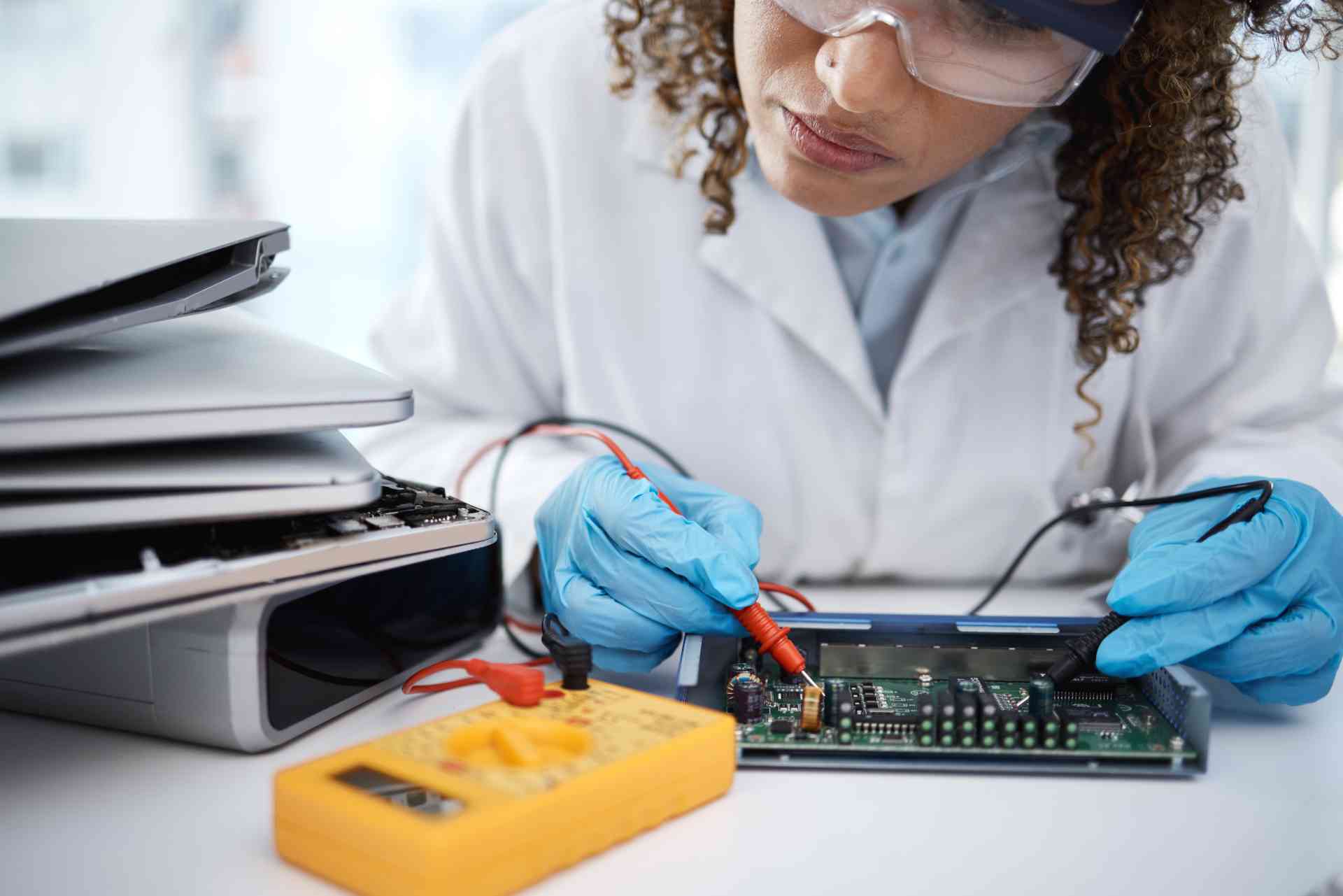 Technician examining electronic components in labo 2026 01 09 10 08 33 utc