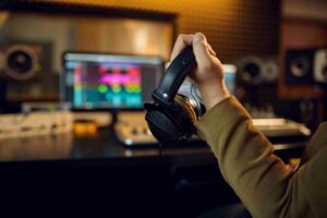 El ingeniero de audio sostiene los auriculares en una escala profesional